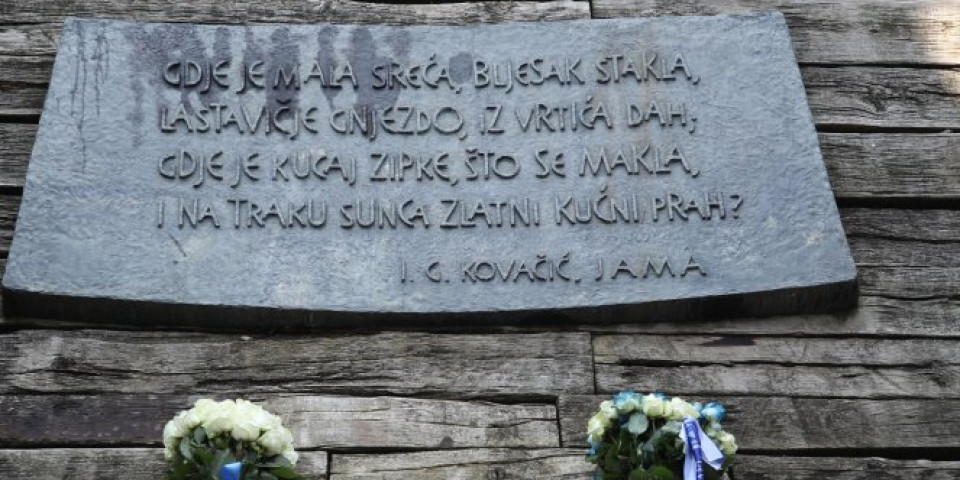 BRUKA ITALIJANSKE AMBASADE U JASENOVCU! Ambasador položio cveće na spomenik žrtvama, ono što su napisali na Tviteru je najblaže rečeno - SKANDAL!