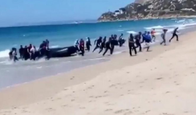 (HIT VIDEO/FOTO) ŠOK NA NUDISTIČKOJ PLAŽI! Pristao čamac na migrantima, GOLI KUPAČI POČELI DA BEŽE NA SVE STRANE!