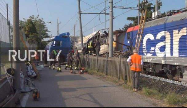 (VIDEO) JEZIV UDES U ITALIJI! Voz koji je prevozio naftu svom silinom udario u kamion i prepolovio ga!