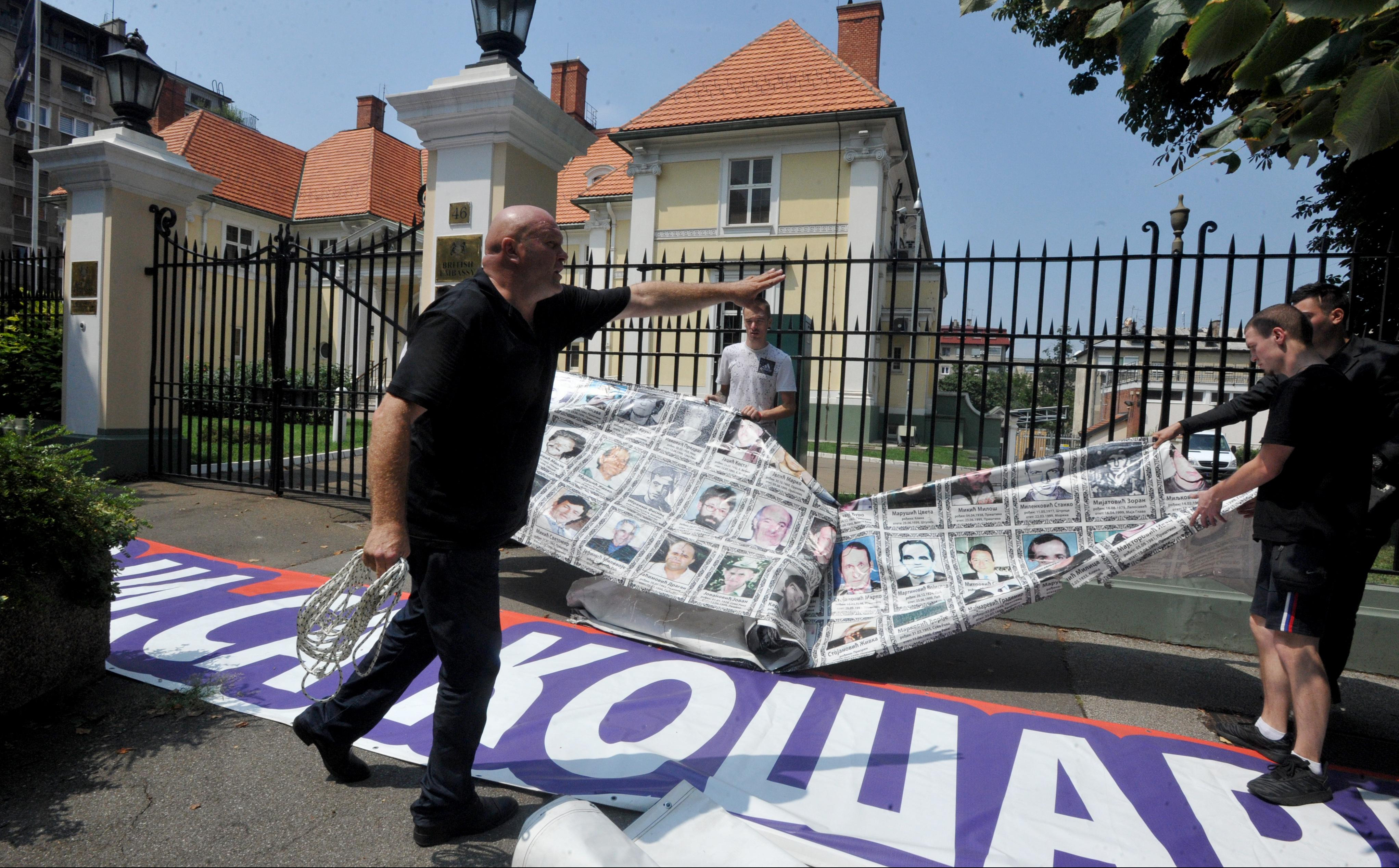 (FOTO) PROTEST! "Zid plača" kosmetskih žrtava ISPRED BRITANSKE AMBASADE!