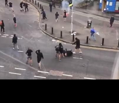 (VIDEO) HRVATI IZBODENI U ŠKOTSKOJ! Brutalna tuča huligana na ulicama Glazgova!