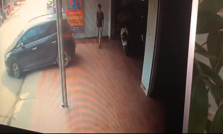(HOROR VIDEO) Pokušao je da pomogne devojci da se parkira, PA SKORO POSTAO INVALID!