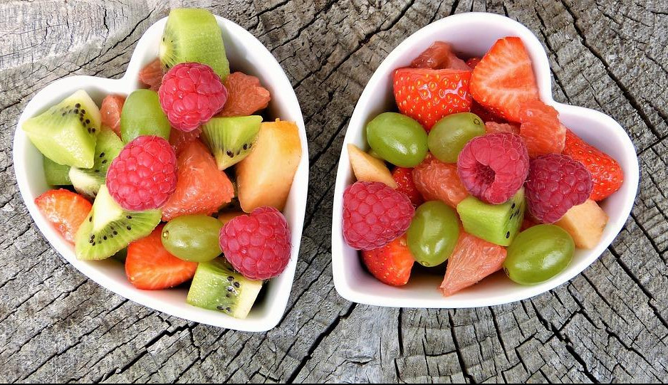 (FOTO) SVAKA KALORIJA SE RAČUNA: Kako bi trebalo da jedete voće kada ste na dijeti?