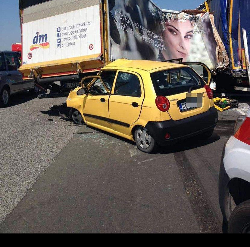 (FOTO) TEŽAK UDES KOD ŠIMANOVACA!​ Automobil podleteo pod kamion, tri osobe povređene!