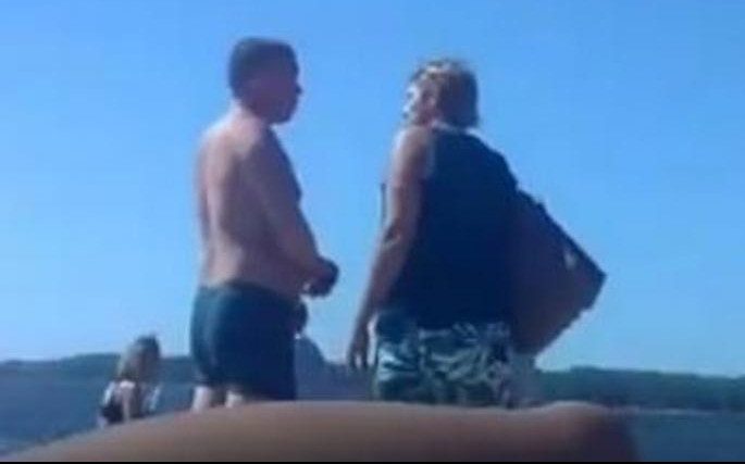 (HIT VIDEO) Rus se udvarao zgodnim Srpkinjama na plaži, A ONDA JE NAIŠLA NJEGOVA ŽENA!