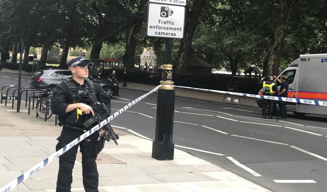 UPUCAN TERORISTA U LONDONU?! Prvo izbo nekoliko ljudi, A ZATIM GA JE SREDILA POLICIJA (VIDEO)