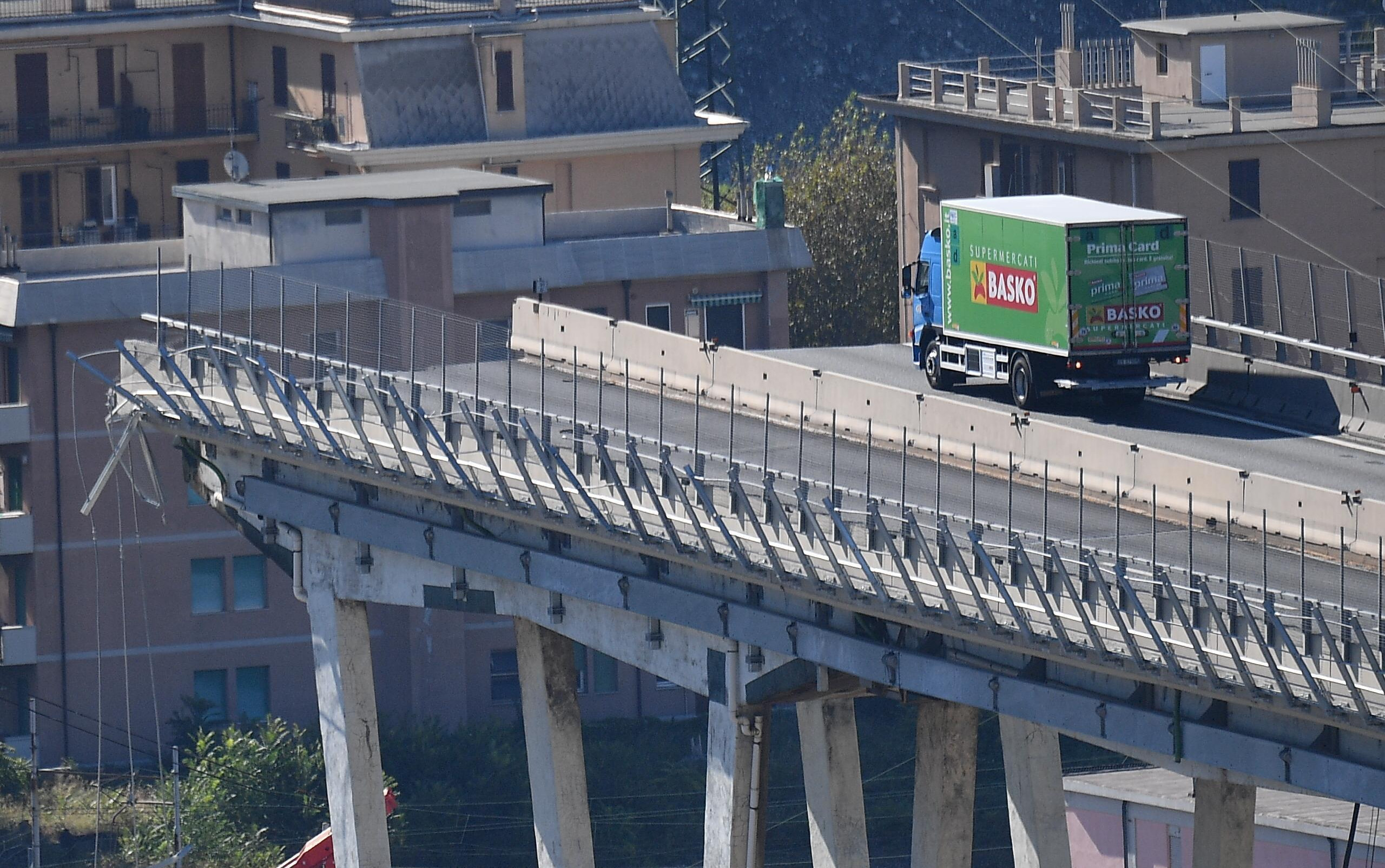 (FOTO/VIDEO) JOŠ JEDNA NESREĆA ZADESILA ITALIJU, urušio se most preko kojeg prelaze hiljade vozila