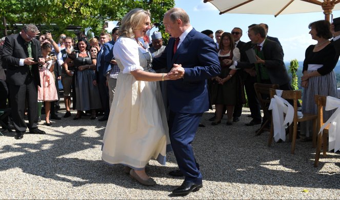 (FOTO) PUTIN IZDOMINIRAO NA VENČANJU AUSTRIJSKE MINISTARKE! Buket žutog cveća i hor Kozaka samo za mladu, ples za kraj, PA NA SASTANAK SA MERKELOVOM!