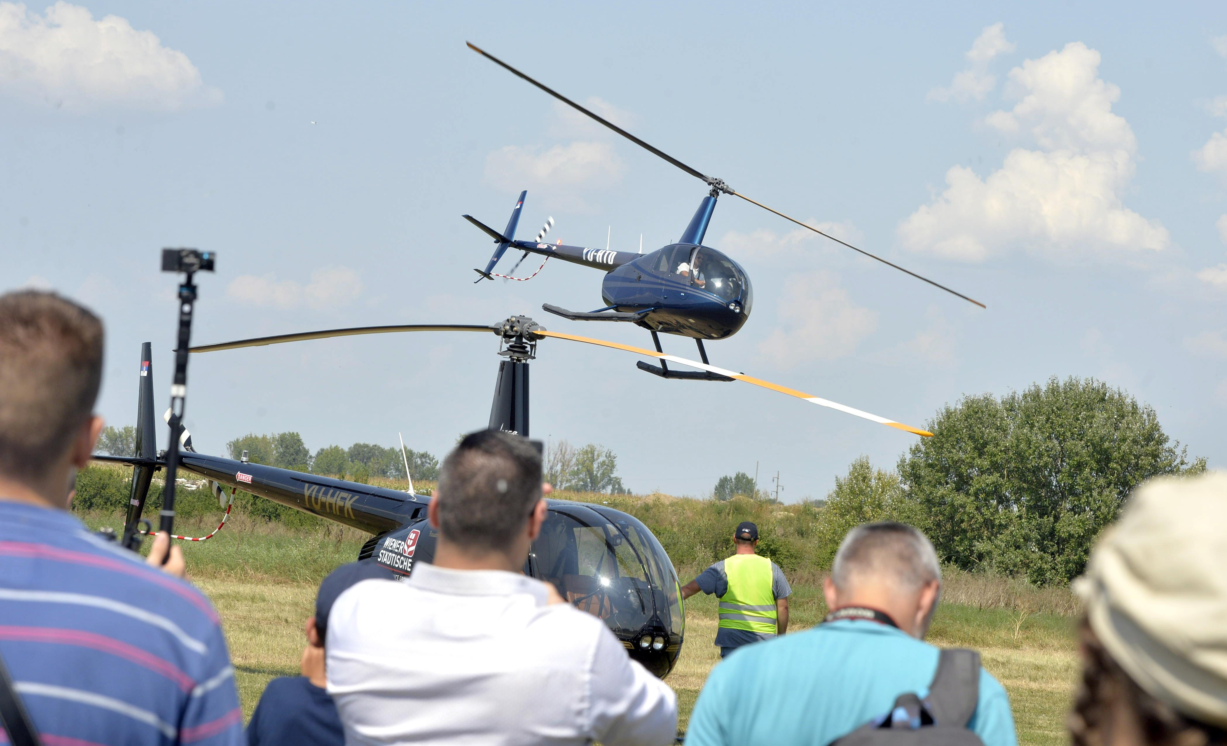 (FOTO) SPREKTAKL U DOBANOVCIMA: Obeležen Svetski dan helikoptera!