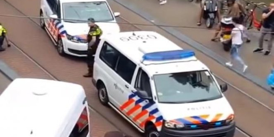 Talačka kriza u "Eplovoj" prodavnici u centru Amsterdama! U toku akcija policije, građanima NAREĐENO DA NE NAPUŠTAJU DOMOVE! (VIDEO)