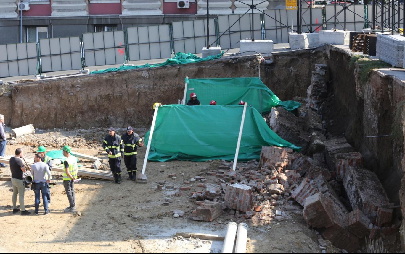 (FOTO) UŽAS U CENTRU BEOGRADA: Poginio radnik (56) na gradilištu na mestu nekadašnje američke ambasade! ZATRPAO GA URUŠENI ZID!