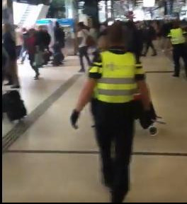 (VIDEO) NAPAD NA ŽELEZNIČKOJ STANICI U AMSTERDAMU! Policija ranila osumnjičenog koji je napao prolaznike nožem! 