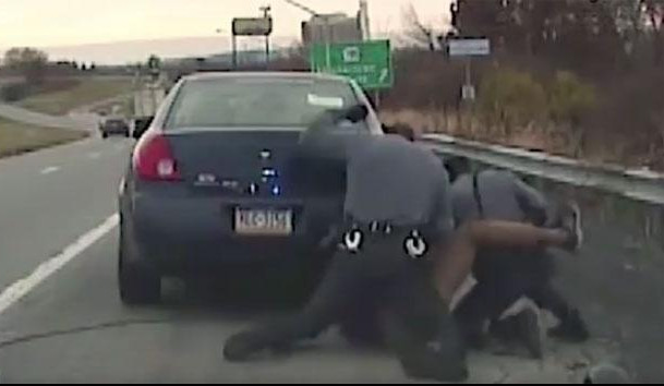 (UZNEMIRUJUĆI VIDEO) Pogledajte KRVAVI OBRAČUN američkog policajca i nesavesnog vozača!