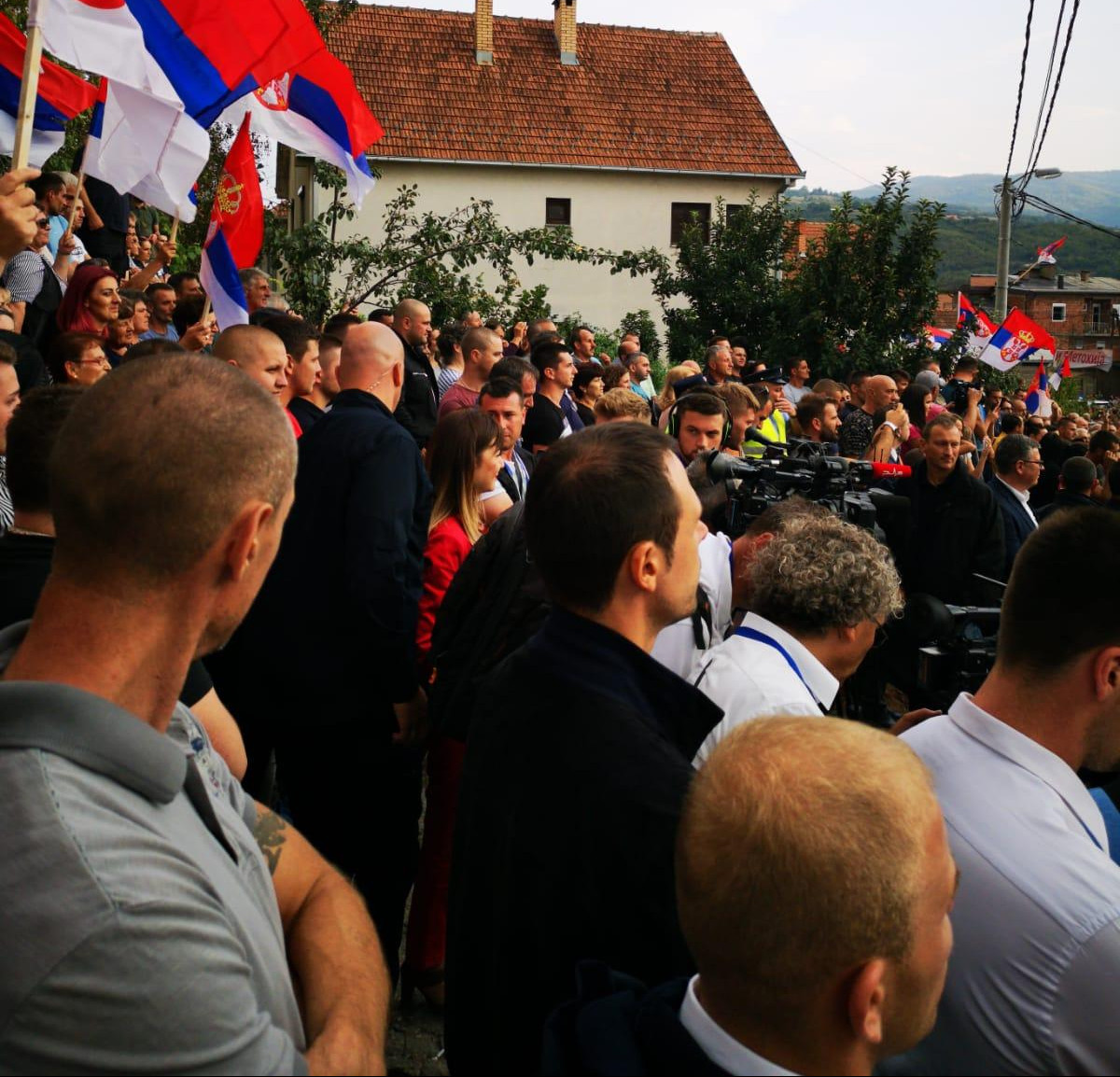 Veliki broj građana dočekao je predsednika u Lešku