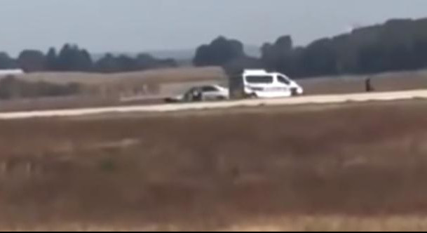(VIDEO) PANIKA NA AERODROMU U LIONU: Automobil uleteo na pistu, obustvaljeni svi letovi!
