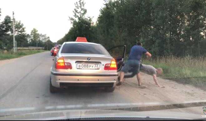 (VIDEO) SPECIJALNO VASPITANJE: Ruski taksista po kratkom postupku kaznio putnika 