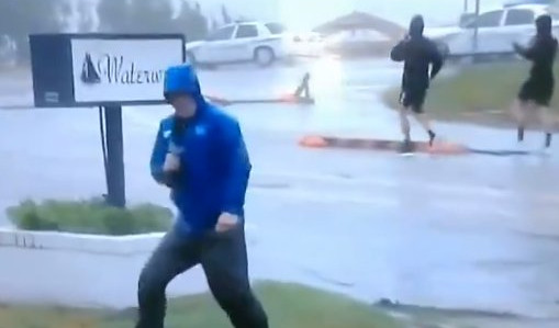 (VIDEO) AMERIČKO FOLIRANJE! Vetar "nosio i bacao" reportera, dok ljudi oko njega normalno šetaju!