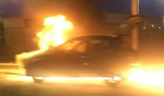 DRAMA U BEOGRADSKOM NASELJU BRAĆE JERKOVIĆ! Vozač iskakao iz zapaljenog automobila u pokretu
