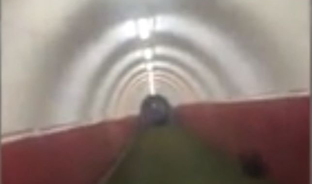 (VIDEO) VRATA PAKLA, TRESU SE NOGE I KADA NEMA BUKE! "Tunel na Marakani je najstrašniji u Evropi"