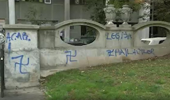 (FOTO) KUKASTI KRSTOVI U CENTRU BEOGRADA! Simboli fašizma osvanuli u Studentskom parku, NADLEŽNI OBEĆAVAJU BRZU REAKCIJU!
