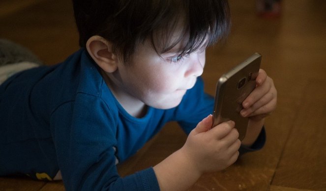 ZBOGOM POŠASTI BULJENJA U EKRAN: "Odlepite" dete od telefona u deset koraka!