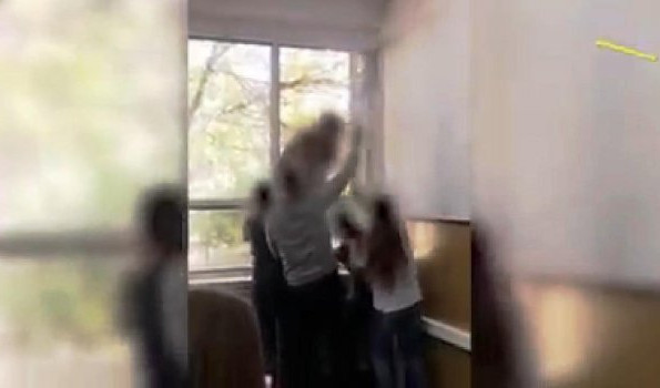 (VIDEO) OSNOVCI BACAJU DRUGARE KROZ PROZOR DA BI SE ZABAVILI! Pojavio se snimak šokantne "igre" u školi tokom koje je jedna devojčica povređena