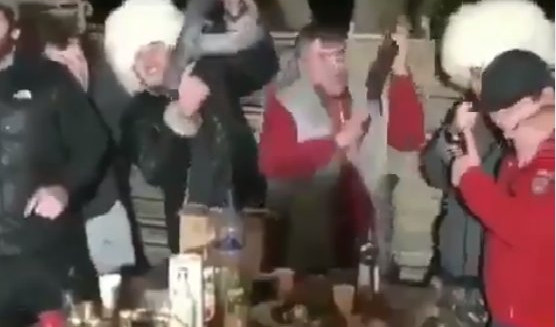 (VIDEO) TAKO TO RADE RUSI! Narod slavi pobedu HABIBA: Konor je GEJ!