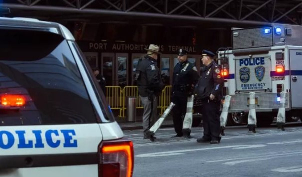 (FOTO) STRAVIČNA NESREĆA U NJUJORKU: Najmanje 20 osoba poginulo kada je limuzina uletela u pešake!