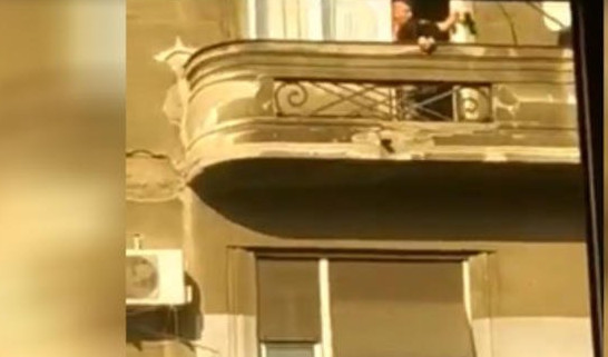 (HOT VIDEO) ŽESTOK SEKS U CENTRU BEOGRADA! Krenuo na posao pa snimio vrelu akciju na terasi
