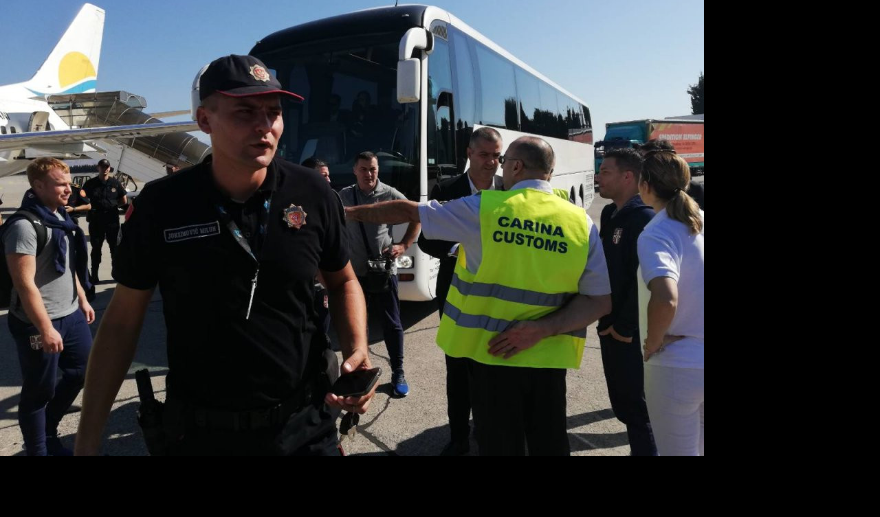 (FOTO) POLICIJA DOČEKALA "ORLOVE" NA AERODROMU! Autobus pokupio fudbalere na pisti, pa prevezao u hotel