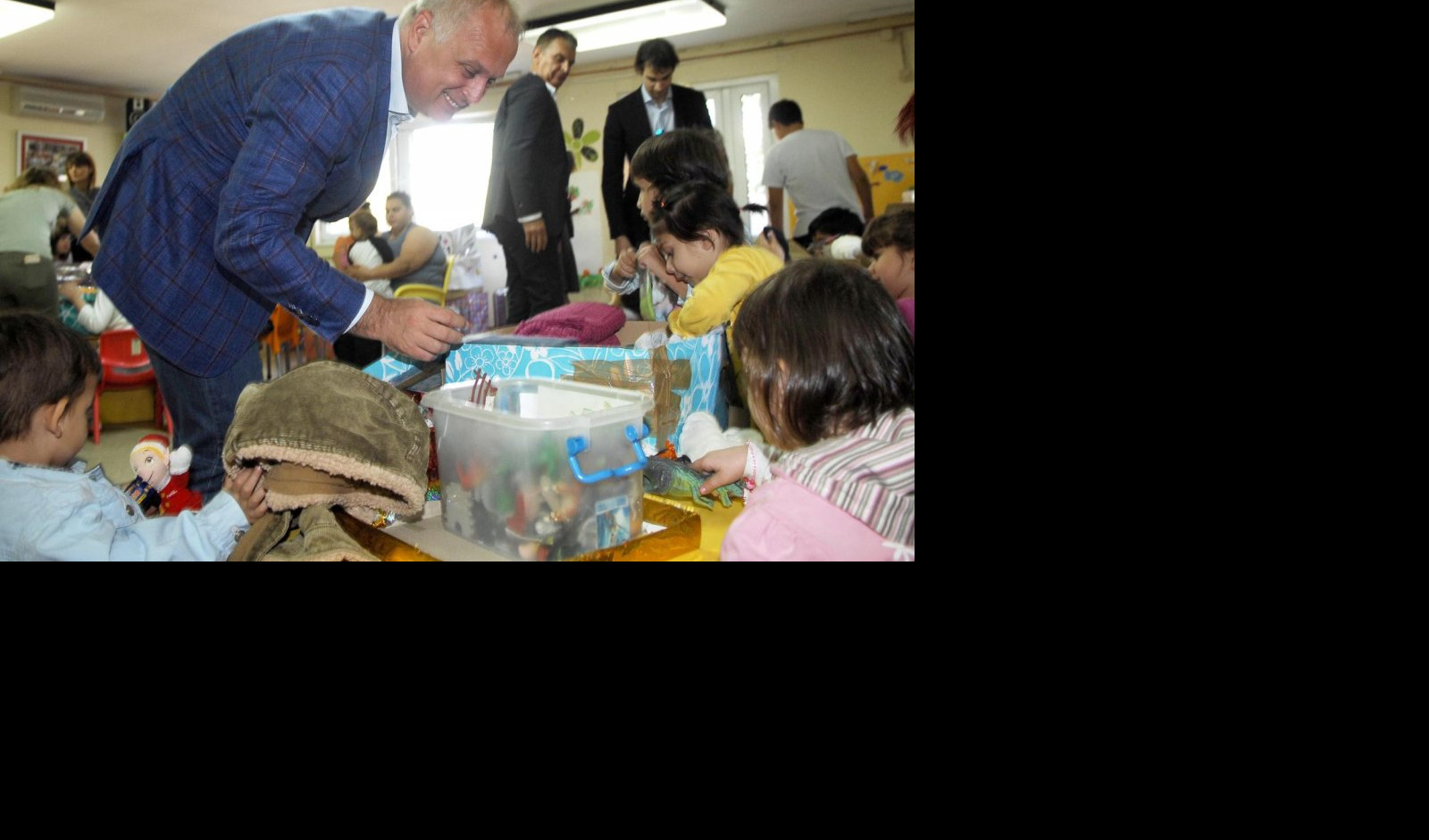 (FOTO) POKLONI za decu iz Zvečanske i Prihvatilišta: Vesić posetio mališane u okviru Dečije nedelje