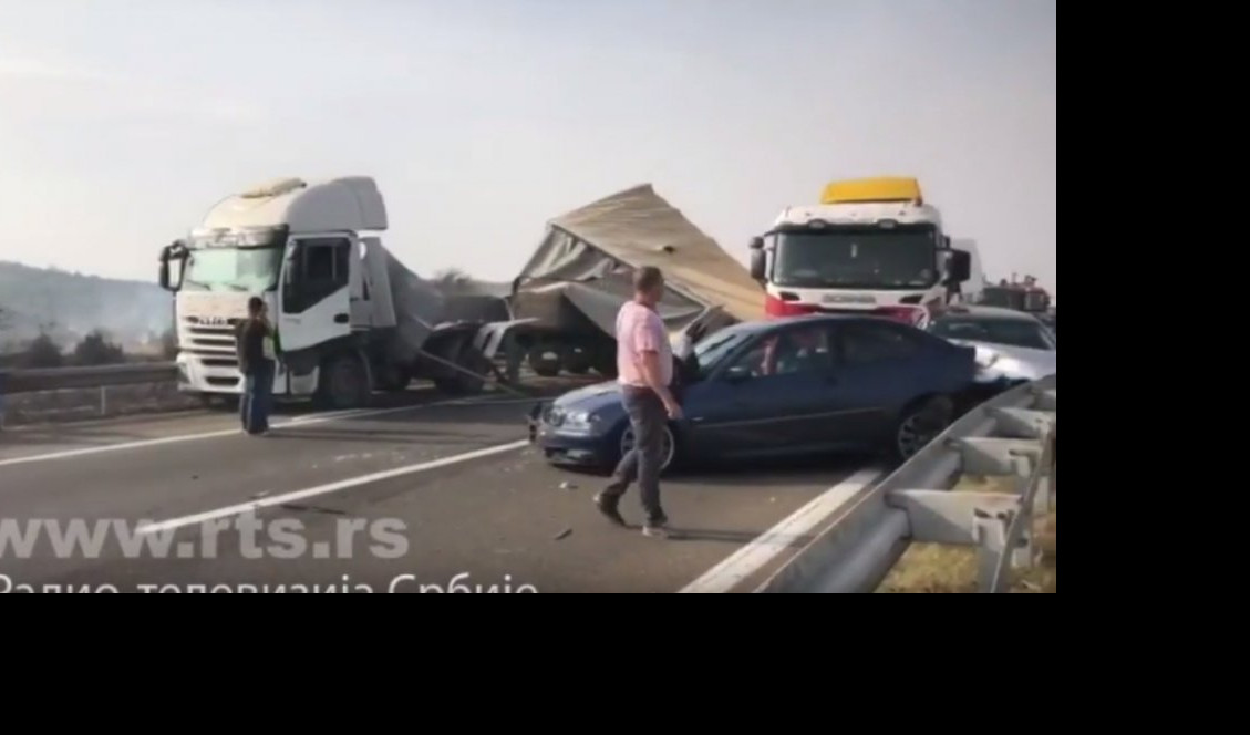 (FOTO/VIDEO) LANČANI SUDAR KOD KRAGUJEVCA! Haos na auto-putu, kamioni i automobili se slupali zbog GUSTOG DIMA, jedna osoba poginula!