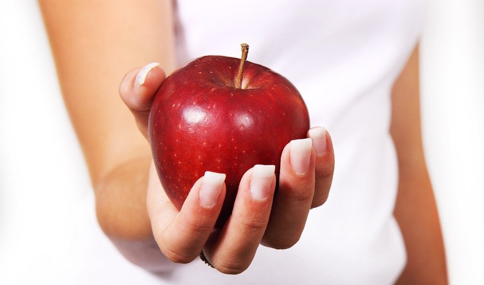 ŠTITI PLUĆA I JAČA IMUNITET: Izreka da jedna jabuka dnevno čuva zdravlje nije bez osnova!