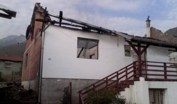 (FOTO) ŠIPTARI NASTAVLJAJU DIVLJANJE I ZASTRAŠIVANJE! Zapaljena kuća SRPSKIH POVRATNIKA u selu kod Peći!