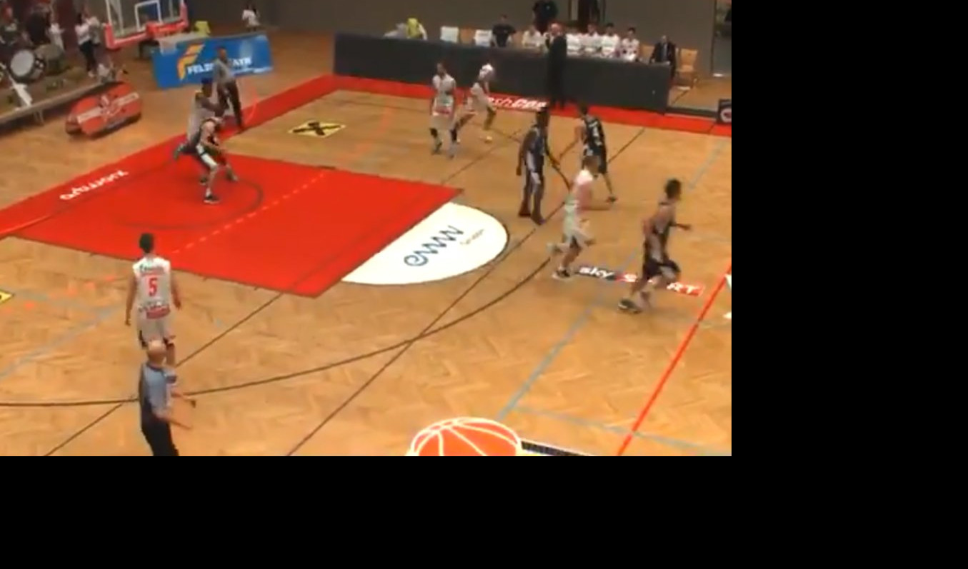 (VIDEO) ZAKUCAO PA DOBIO PESNICU U GLAVU! Ovaj ludak igra košarku u Austriji