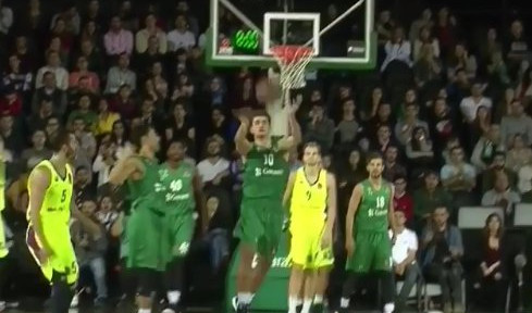 (VIDEO) BUUUUUM! Pogledajte brutalnu trojku košarkaša Darušafake!
