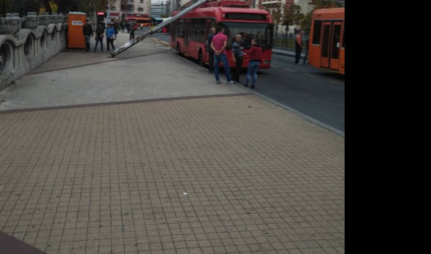 (FOTO) BANDERA PALA NA TROLEJBUS U CENTRU BEOGRADA: Ogroman zastoj, trolejbuski saobraćaj u prekidu!