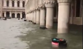 (VIDEO/FOTO) POPLAVLJENA VENECIJA: Policija evakuiše ljude, voda im došla do struka