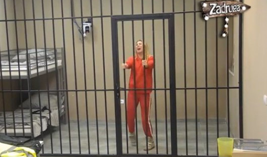 (VIDEO) NADEŽDA IZGUBILA KONTROLU: U zatvoru čupa kosu, POKUŠALA DA RAZVALI VRATA!