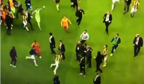 (VIDEO) HAOS U ISTANBULSKOM DERBIJU! Masovna tuča Fenerovih i Galatinih fudbalera