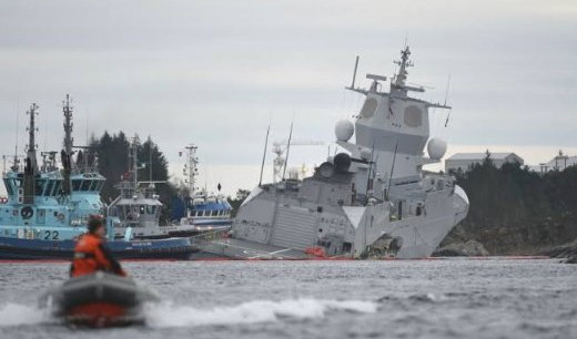 (VIDEO) TEŠKA BRUKA NA MANEVRIMA NATO PAKTA: Norveški ratni brod udario u tanker!