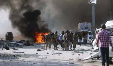 (VIDEO) TERORISTI AL ŠABABA UBIJAJU SOMALIJU: Samoubilački napad kod hotela u Mogadišu, 17 mrtvih