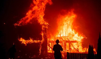 (VIDEO) GORI KALIFORNIJA: Tri velika požara se šire velikom brzinom, PAKLENI OGANJ GUTA SVE PRED SOBOM!