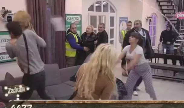 (FOTO/VIDEO) ŠOK U ZADRUZI! Jelena Golubović se SRUŠILA KAO SVEĆA! Miljana je ZAKUCALA FLAŠOM U GLAVU!