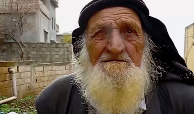 (VIDEO) DA LI MU VERUJETE? Ima 125 godina, puši osam decenija i ima 7-godišnjeg sina, a tajna je u...