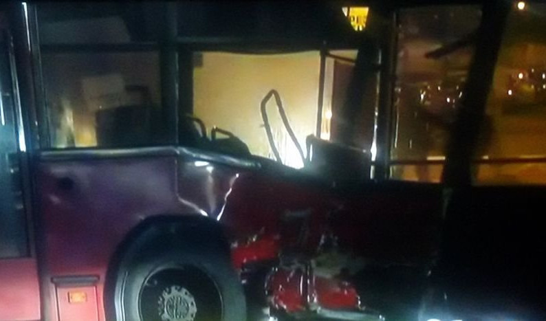(FOTO) STRAŠNA TRAGEDIJA U BEOGRADU! Dve osobe poginule u sudaru džipa i autobusa, dve teško povređene!