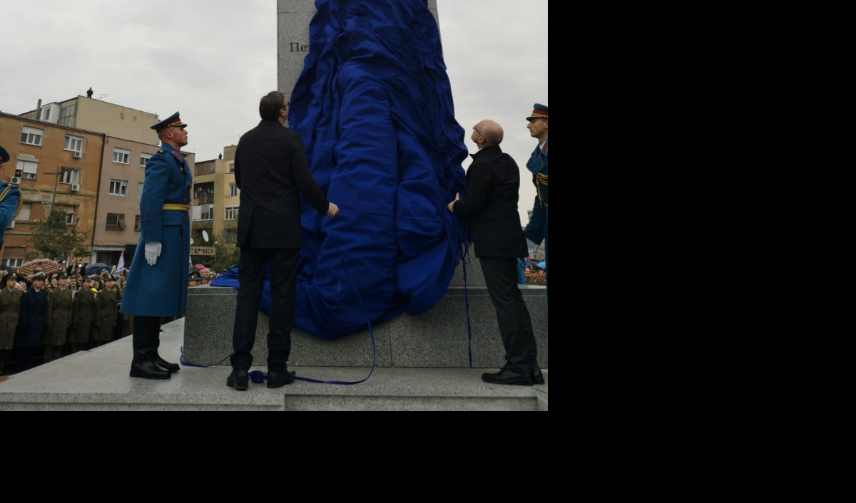(FOTO) VUČIĆ I VUČEVIĆ otkrili spomenik kralju Petru Prvom u Novom Sadu!