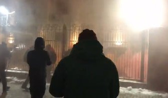 (VIDEO) PROTESTI ISPRED RUSKE AMBASADE U KIJEVU: Policija sprečila demonstrante da ispred ograde ZAPALE AUTOMOBILSKE GUME