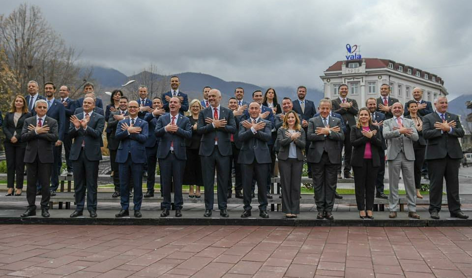 JEB'O VAS ŠAĆIRI! Haradinaj, Rama i njihovi šiptarski ministri pozirali u Peći pokazujući rukama albanskoh dvoglavog orla!