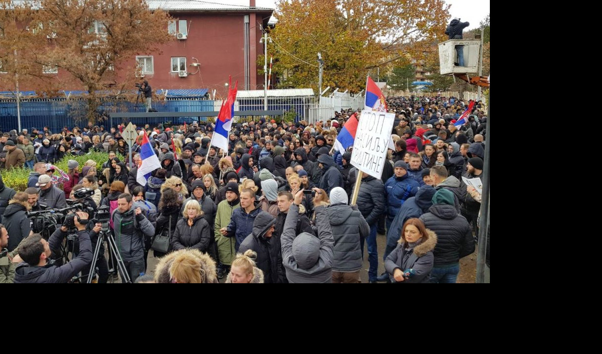 (VIDEO/FOTO) NEĆEMO DA ĆUTIMO I PLAĆAMO HARAČ! PROTEST SRBA ISPRED EULEKSA, a Šiptari kod mosta na Ibru slave albanski Dan zastave!